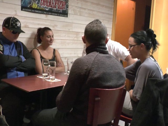 Stéphanie, une jeune coquine a envie de se taper plusieurs mecs