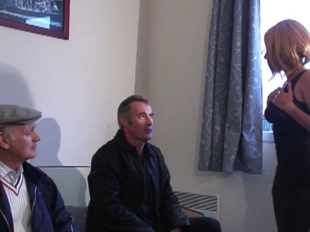 Film hard amateur avec une pute qui baise avec père et fils